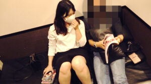 人妻が、女友達の横でクチュクチュな衝撃オナニー！